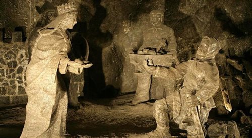 Solna rzeźba Świętej Kingi i górników w kopalni soli w Wieliczce ilustrująca legendę o pierścieniu Świętej Kingi