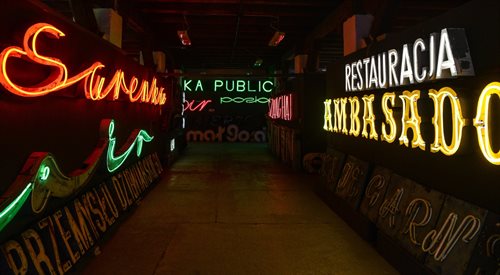 W zbiorach warszawskiego Muzeum Neonów znajduje się ponad 200 neonów, co daje blisko 1000 liter