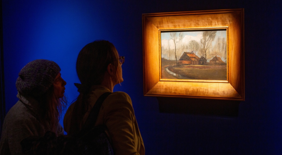 Obraz Vincenta van Gogha Wiejskie chaty pośród drzew prezentowany na specjalnym pokazie prasowym wystawy Van Gogh. Historie jednego obrazu w stołecznym muzeum Jana Pawła II i Prymasa Wyszyńskiego