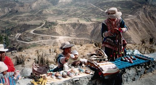 Sprzedawcy pamiątek w kanionie Colca w Peru.
