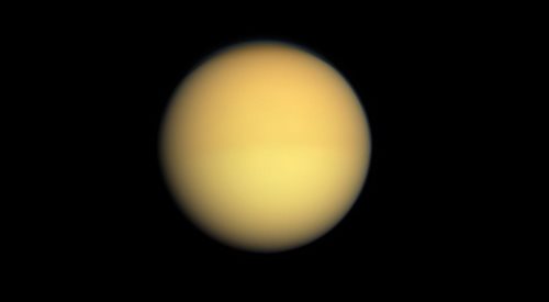Zdjęcie Tytana wykonane przez sondę Cassini, w naturalnych barwach