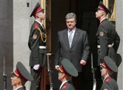 Zwycięzca majowych wyborów prezydenckich Petro Poroszenko został zaprzysiężony na prezydenta Ukrainy. Po przemówieniu inauguracyjnym Poroszenko opuścił parlament i udał się na plac św. Zofii, gdzie uroczyście przejął dowództwo nad siłami zbrojnymi