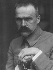 Józef Piłsudski, marszałek Polski i premier RP - fotografia portretowa z szablą. 