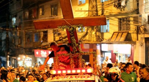28. Światowe Dni Młodzieży w Rio de Janeiro. Trwają przygotowania do obchodów centralnych, podczas których wznoszony jest Krzyż Pielgrzyma. Krzyż został przekazany młodzieży przez Jana Pawła II w 1984 r.