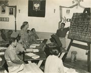 Żołnierze 8 Batalionu Strzelców Karpackich podczas nauki języka angielskiego. Senigallia, Włochy, 1945