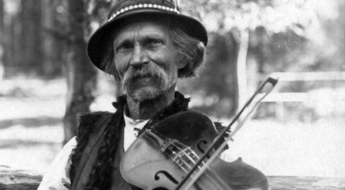 Bartuś Obrochta urodził się  w 1850 roku. Wywodził się ze znanego zakopiańskiego rodu, był muzykantem, a także przewodnikiem górskim