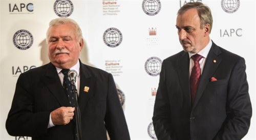 Były prezydent Lech Wałęsa i minister kultury Bogdan Zdrojewski po wręczeniu nagrody Wolności Słowa