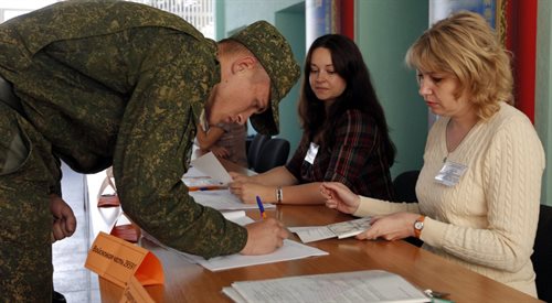Przedterminowe wybory na Białorusi. Mińsk: głosują żołnierze