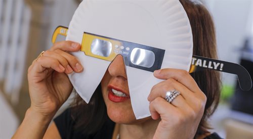 Okulary przygotowane specjalne z myślą o oglądaniu zaćmienia słońca, które nastąpi 21 sierpnia w USA