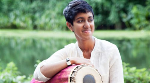Rajna Swaminathan jest mrydangistką grającą muzykę jazzową i improwizowaną