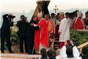 Jan Paweł II w Skoczowie. Po zakończonej mszy św. do papieża podchodzi prezydent Lech Wałęsa. Skoczów, 22.05.1995