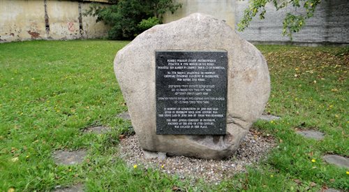 Pomnik na dawnym cmentarzu żydowskim w pobliżu synagogi w Piotrkowie Trybunalskim