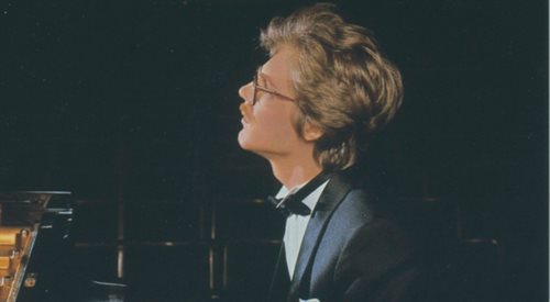 Stanisław Bunin wykonuje Sonatę h-moll na Konkursie Chopinowskim w 1985. To właśnie nagranie z tych zawodów najbardziej przypadło do gustu jurorom Płytowego Trybunału (na zdjęciu fragment okładki płyty wydanej przez Deutsche Grammophon)