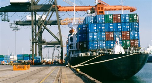Pomiędzy poszczególnymi kontynentami towary transportowane są drogą morską lub powietrzną. Na zdjęciu kontenerowiec w porcie w Los Angeles