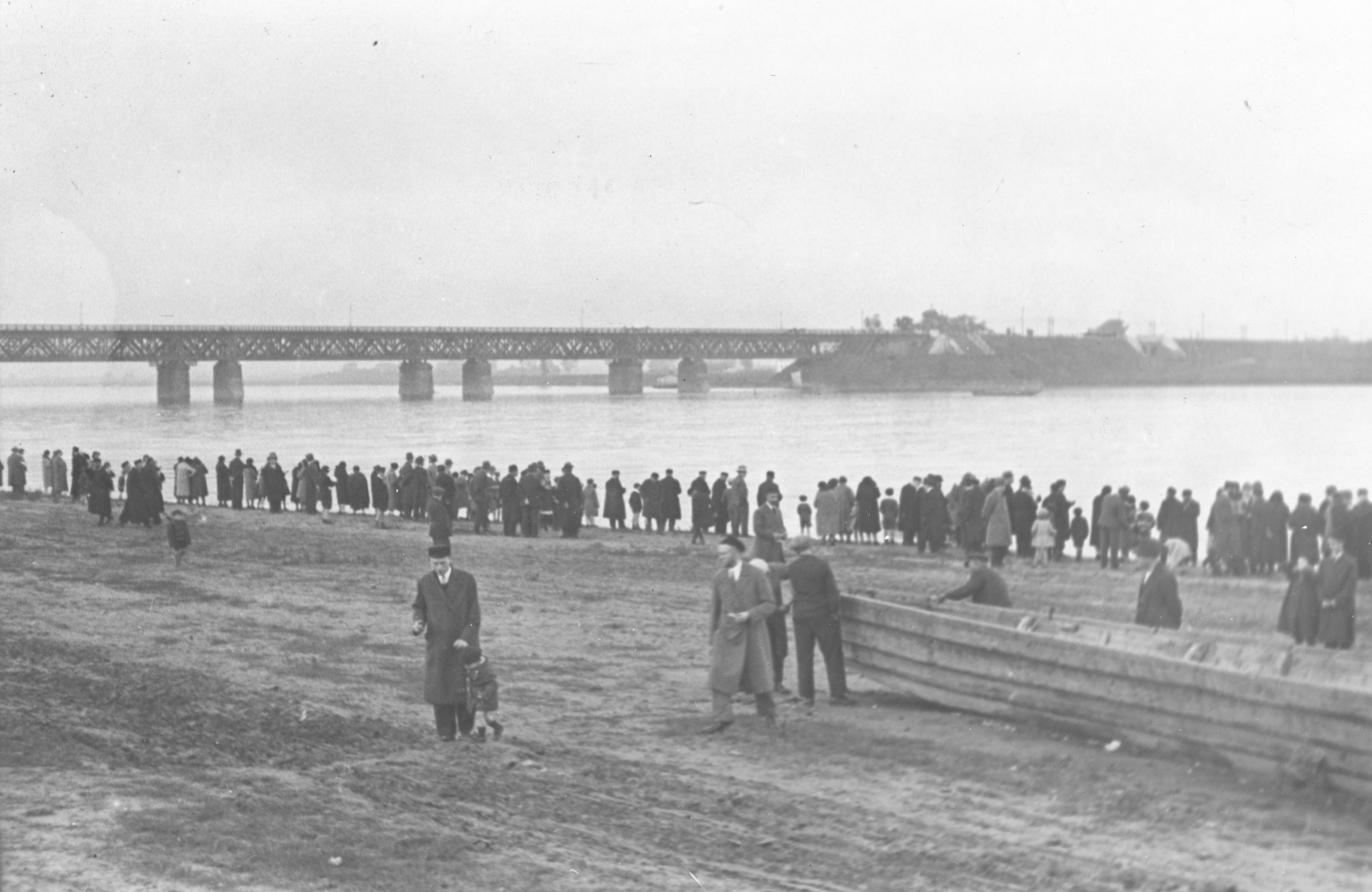 Obchody Rosz Ha-Szana. Żydzi nad brzegiem Wisły podczas tzw. taszlich. W głębi widoczny Most Kolejowy przy Cytadeli (Gdański), 1930 rok.