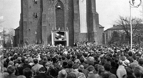 Tłum zgromadzony w Poznaniu przed z okazji obchodów Millenium Chrztu Polski w 1966 roku. Zdjęcie zostało zrobione pod tamtejszą bazyliką archikatedralną pod wezwaniem św. Piotra i Pawła.