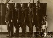 lata 30-te, Polska. Albert Anders (1. z lewej) z synami: Władysławem (2. od lewej), Karolem (3. od lewej), Jerzym (4. od lewej), Tadeuszem (5. od lewej) oraz synem Władysława - Jerzym (6. od lewej)