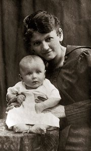 Mały Karol Wojtyła, przyszły polski papież, na zdjęciu z matką Emilią Wojtyłą