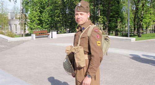 Historyk Ihar Mielnikau w mundurze ze swojej kolekcji