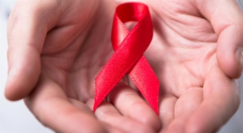 Czerwona wstążka jest symbolem solidarności z zakażonymi HIV i chorymi na AIDS