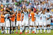 Piłkarze Argentyny dziękują kibicom za doping w meczu z Nigerią