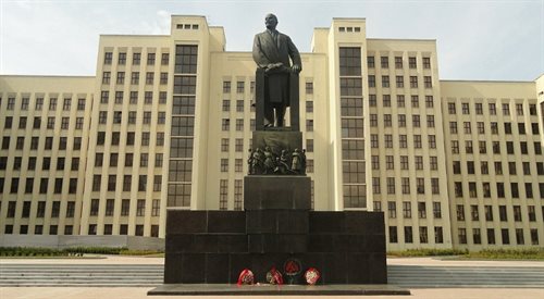 Budynek rządu i parlamentu w Mińsku. Przed nim statua stoi wciąż Lenina