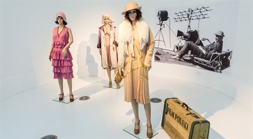 Kostiumy i zdjęcia z planu filmu Szkatułka z Hongkongu Pawła Pitery na wystawie Moda i kino
