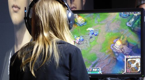 Gra komputerowa pozwala spotkać się z innymi jej uczestnikami w wirtualnym świecie, uczestnicy LARP-a mogą spotkać się w świecie rzeczywistym