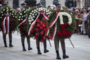 Obchody Powstania Warszawskiego - uroczysta zmiana wart przed Grobem Nieznanego Żołnierza  