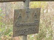 Jedna z podpisanych tablic przyczepionych do krzyża na bezimiennym cmentarzu na peryferiach Workuty