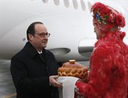 Prezydent Francji Francois Hollande witany na lotnisku w Mińsku przed negocjacjami mińskimi (w środę 11 lutego)