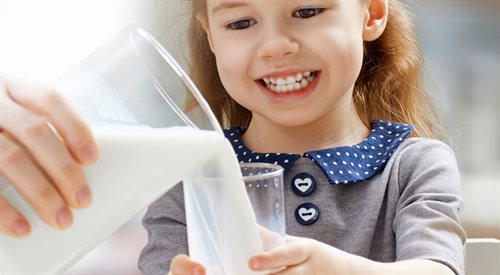 Laktoza jest wartościowym składnikiem odżywczym dla noworodków i niemowląt, a także małych dzieci. Stanowi łatwo dostępne źródło energii, reguluje gospodarkę hormonalną organizmu