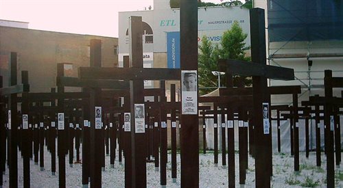 Krzyż upamiętniający Petera Fechtera przy Checkpoint Charlie, Wikimedia Commons
