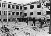 Zamach bombowy na siedzibę RWE w Monachium (21.02.1981), zorganizowany przez grupę terrorystyczną Iljicza Ramireza Sancheza, znanego jako Szakal-Carlos. Ocena zniszczeń przez strażaków (21.02.1981)
