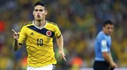 Kolumbijczyk James Rodriguez cieszy się ze zdobycia bramki podczas meczu z Urugwajem