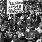 Propagandowy wiec poparcia polityki partii i rządu, zorganizowany przez władze w reakcji na wydarzenia w Radomiu i Ursusie. Szczecin, 25 czerwca 1976