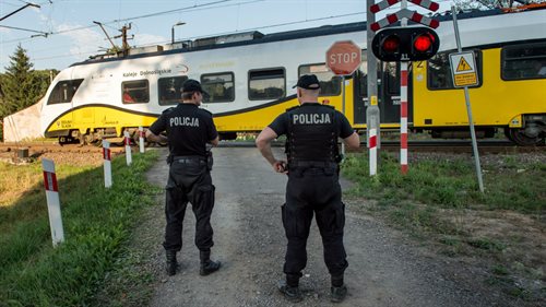 Policjanci patrolują okolice torów kolejowych w pobliżu 62. kilometra trasy łączącej Wrocław z Wałbrzychem