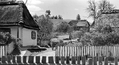 Niezidentyfikowana lubelska wieś w czasie II wojny światowej. Podczas okupacji niemieckiej wiele wsi zostało brutalnie spacyfikowanych.