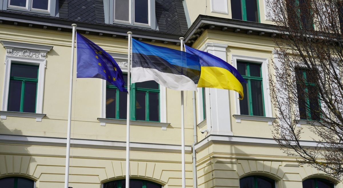 Flagi Estonii i Ukrainy