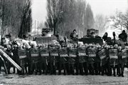 Pacyfikacja Stoczni Gdańskiej im. Lenina, kordon ZOMO i czołgów na terenie stoczni za bramą nr 2. Gdańsk, 16.12.1981