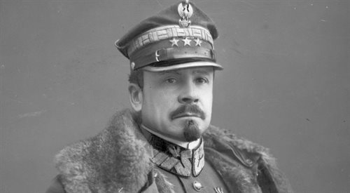 Józef Haller, dowódca II Brygady Legionów, dowódca Armii Polskiej we Francji - fotografia portretowa w mundurze i w płaszczu