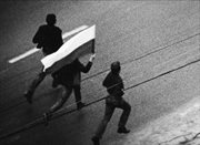 Mężczyźni z biało - czerwoną flagą. Nowa Huta, 1.05.1983