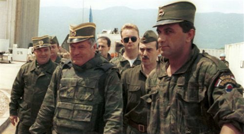 Ratko Mladić na lotnisku w Sarajewie fot. WikipediaccEvstafiev Mikhail.