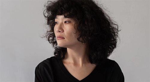 Okkyung Lee to południowokoreańska wiolonczelistka, kompozytorka i improwizatorka
