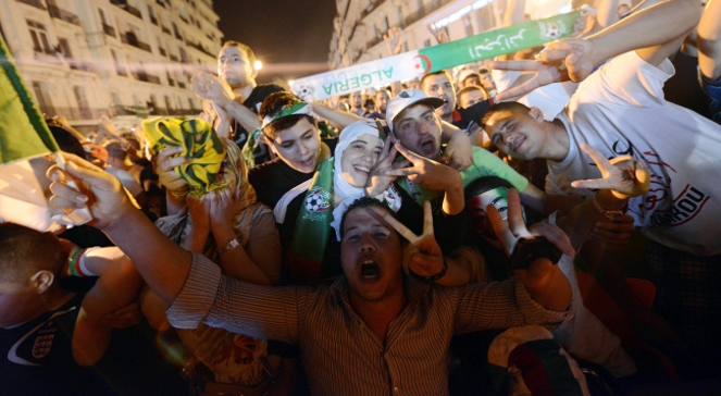 Kibice Algierii świętują awans ich zespołu do 18 finału mistrzostw świata w Brazylii