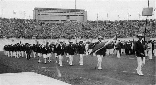Polska reprezentacja na ceremonii otwarcia igrzysk olimpijskich w Amsterdamie w 1928 roku. Józef Baran-Bilewski idzie w pierwszym szeregu jako pierwszy z lewej.