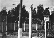 Widok na wieżyczki strażnicze w obozie dla internowanych działaczy NSZZ Solidarność. Białołęka 1982.