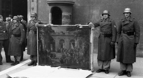 Niemieccy żołnierze w Neapolu w przeddzień wycofania się z miasta rabują lokalne muzeum