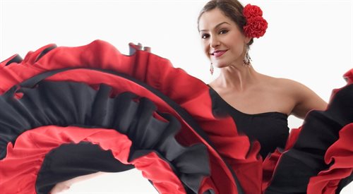 Nieodłącznym elementem flamenco jest strój. U kobiet są to czarno-czerwone falbaniaste sukienki, kwiaty we włosach, wachlarze i oczywiście specjalne buty (zdjęcie ilustracyjne)