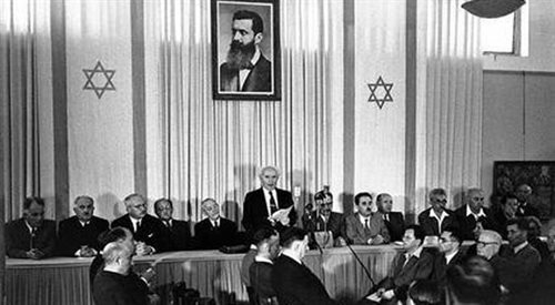 Pierwszy premier Izraela - Dawid Ben Gurion odczytujący Deklarację Niepodległości w Tel Awiwie, 14 maja 1948 roku. foto: wikipediaRudi Weissensteindomena publiczna